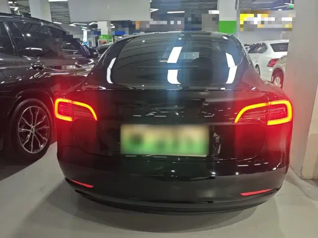 Tesla Model 3 — Фото автомобиля 5