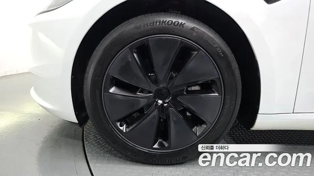 Tesla Model 3 — Фото автомобиля 5