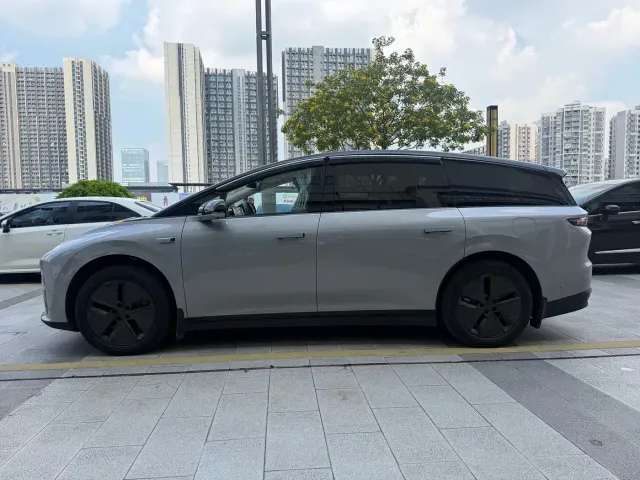 Li Auto i8 — Фото автомобиля 3