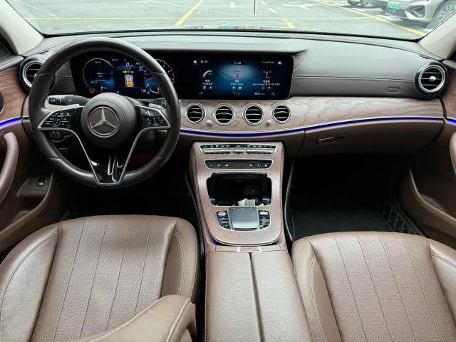 Mercedes-Benz E-Class — Фото автомобиля 4