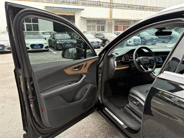 Audi Q7 — Фото автомобиля 9