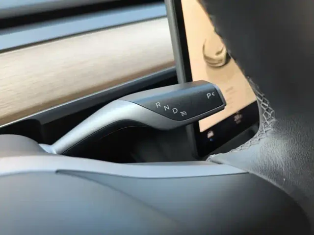 Tesla Model 3 — Фото автомобиля 13