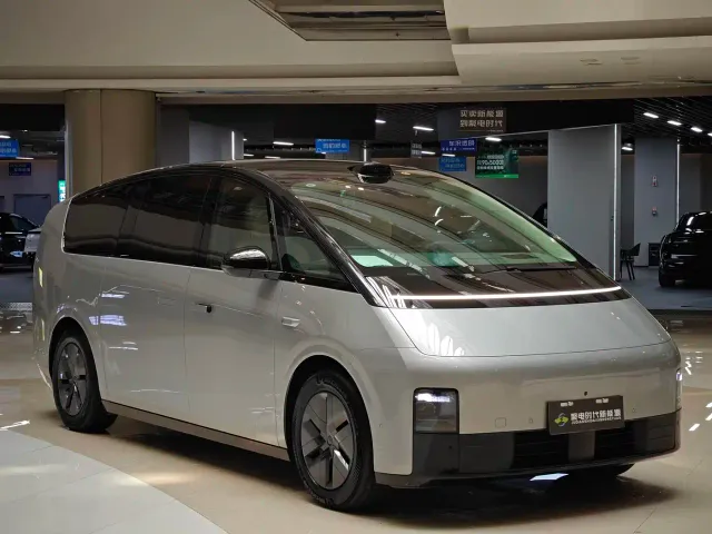 Li Auto MEGA — Фото автомобиля 3