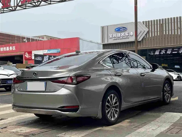 Lexus ES — Фото автомобиля 5