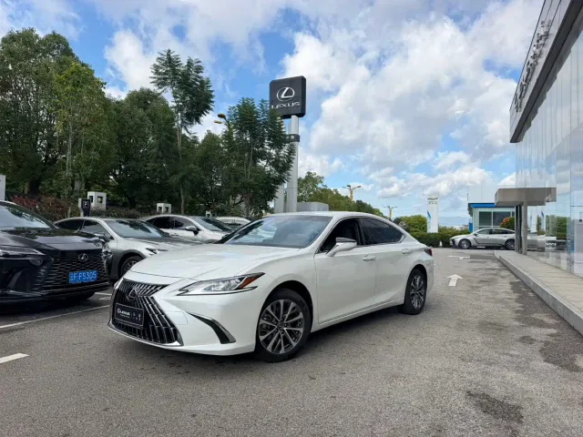 Фотография автомобиля — Lexus ES