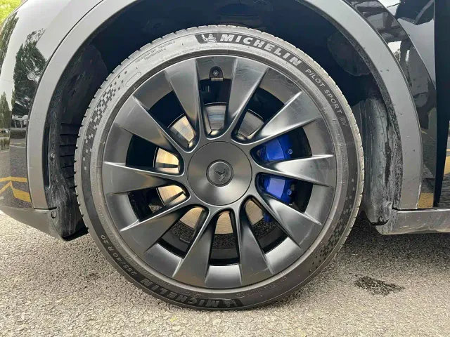 Tesla Model Y — Фото автомобиля 26