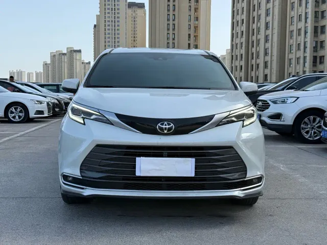 Toyota Sienna — Фото автомобиля 2