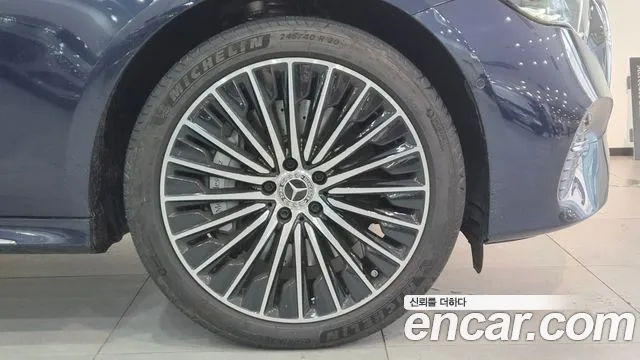 Mercedes-Benz E-Class — Фото автомобиля 4