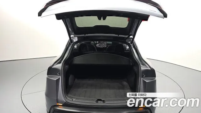 Tesla Model Y — Фото автомобиля 18