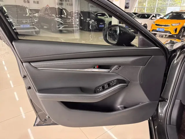 Mazda Axela — Фото автомобиля 8