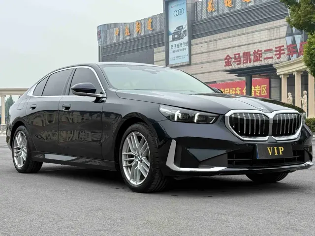 BMW 5 Series — Фото автомобиля 3