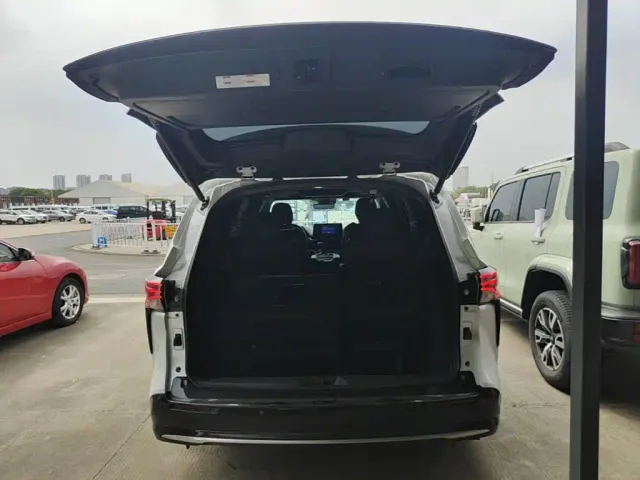 Toyota Sienna — Фото автомобиля 18