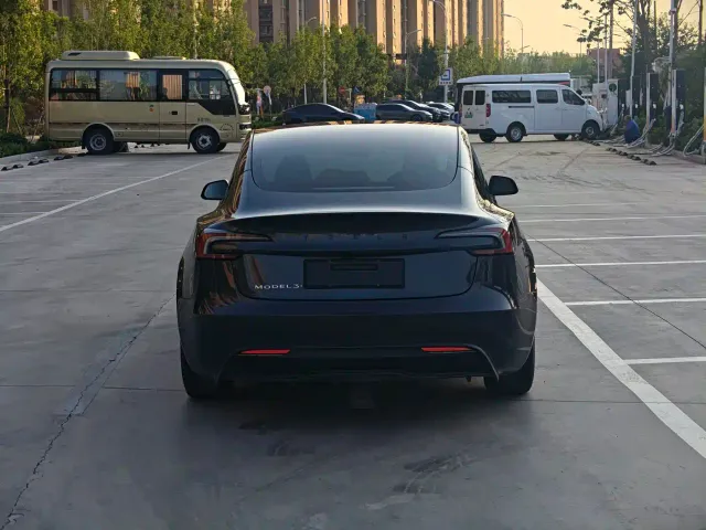 Tesla Model 3 — Фото автомобиля 6