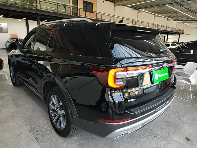 Ford Explorer — Фото автомобиля 4
