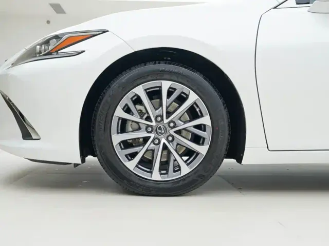 Lexus ES — Фото автомобиля 16