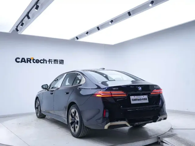 BMW 5 Series — Фото автомобиля 16
