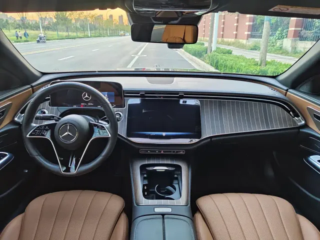 Mercedes-Benz E-Class — Фото автомобиля 6
