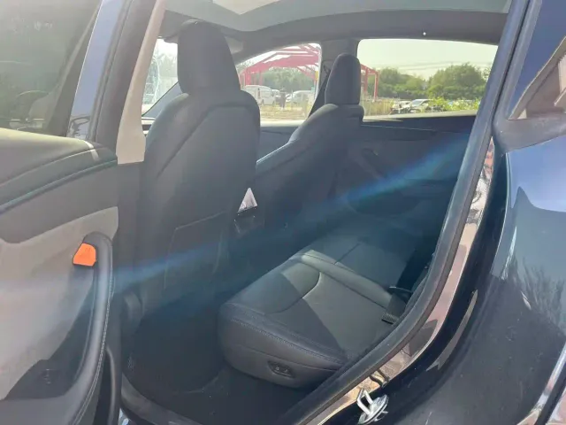 Tesla Model Y — Фото автомобиля 3