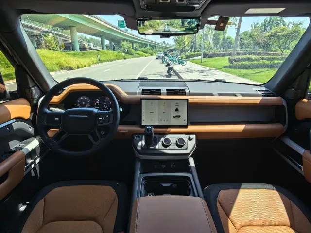Land Rover Defender — Фото автомобиля 8