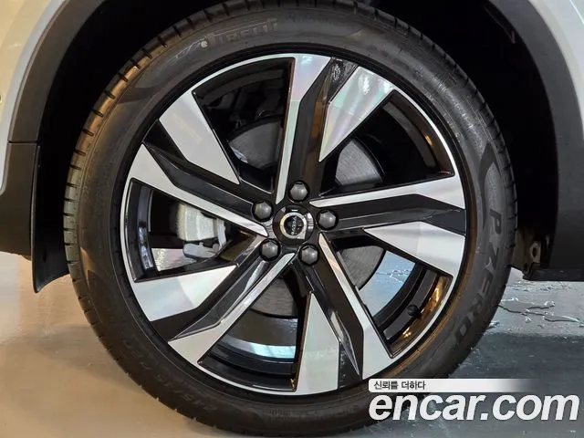 Volvo XC40 — Фото автомобиля 5