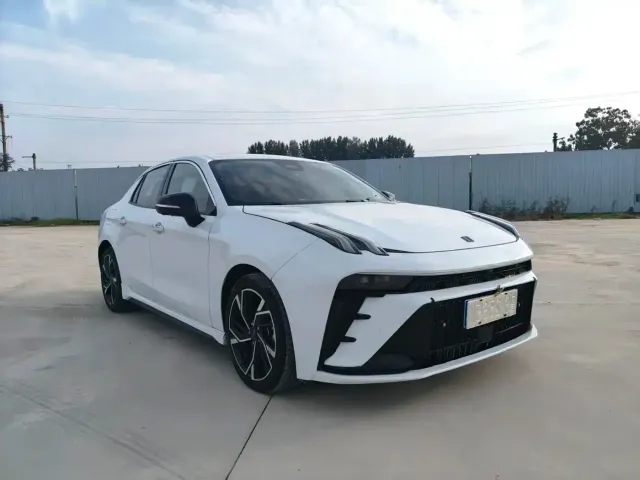 Lynk & Co 03 — Фото автомобиля 3