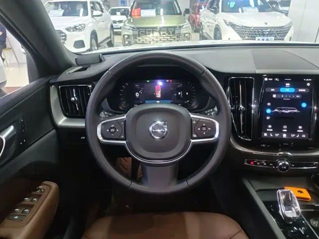 Volvo XC60 — Фото автомобиля 10