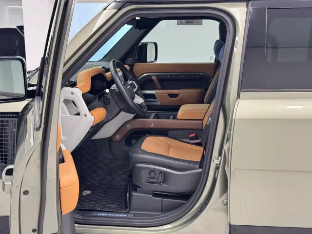 Land Rover Defender — Фото автомобиля 13