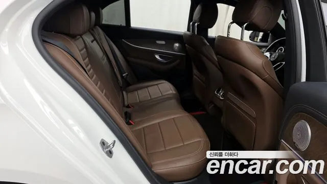 Mercedes-Benz E-Class — Фото автомобиля 12
