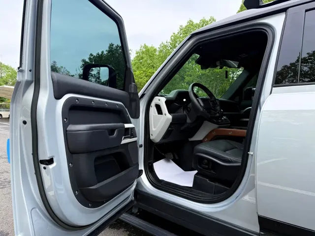 Land Rover Defender — Фото автомобиля 28