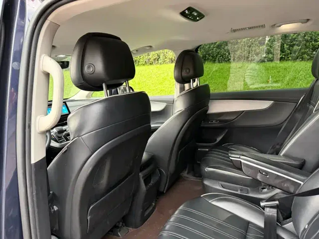 Roewe iMAX8 — Фото автомобиля 10