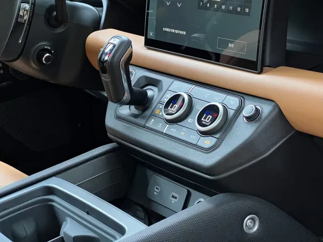 Land Rover Defender — Фото автомобиля 14