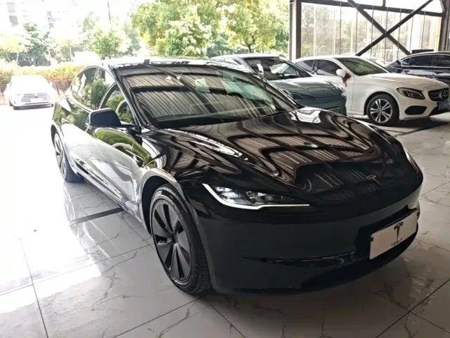 Tesla Model 3 — Фото автомобиля 3