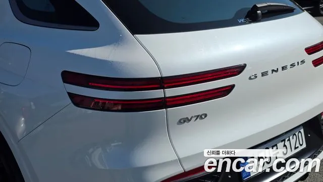 Genesis GV70 — Фото автомобиля 8