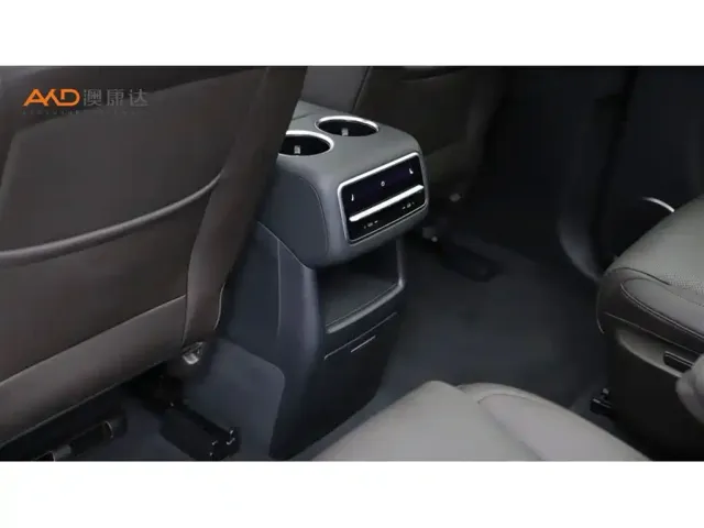 Li Auto L8 — Фото автомобиля 10