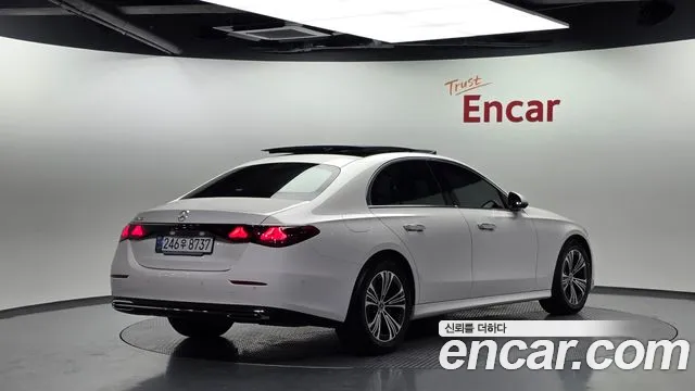 Mercedes-Benz E-Class — Фото автомобиля 2