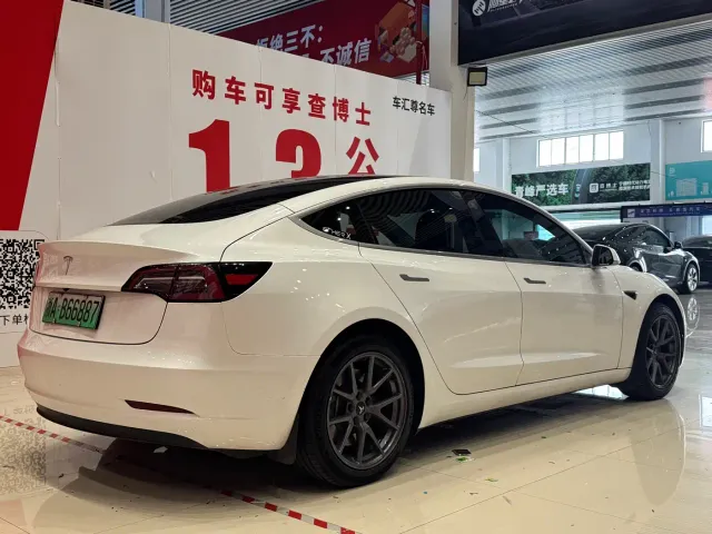 Tesla Model 3 — Фото автомобиля 4