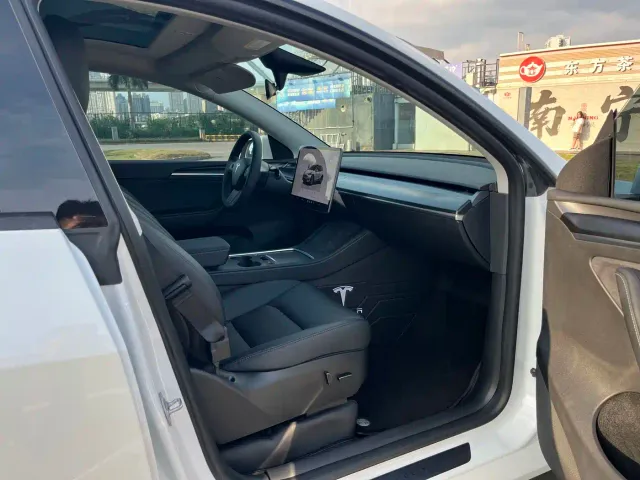 Tesla Model Y — Фото автомобиля 16