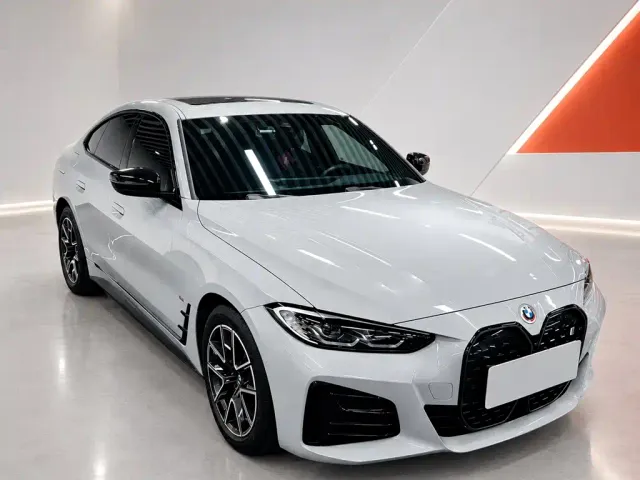 BMW i4 — Фото автомобиля 3