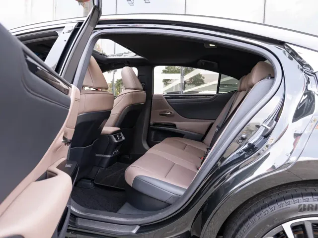 Lexus ES — Фото автомобиля 10