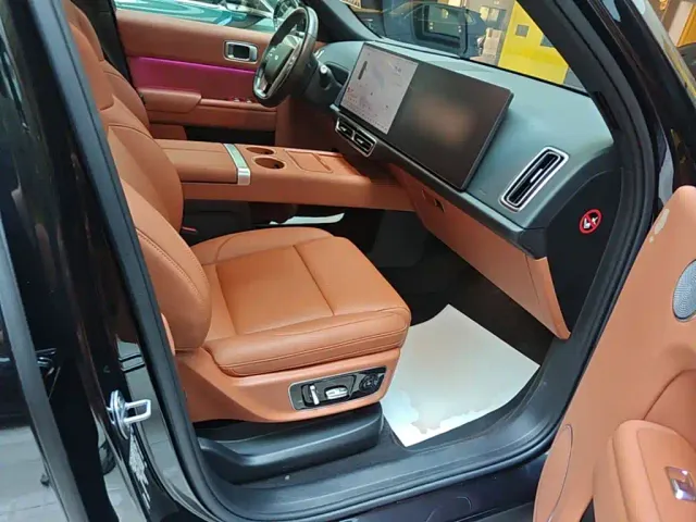 Li Auto L8 — Фото автомобиля 24