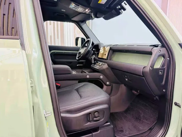 Land Rover Defender — Фото автомобиля 26