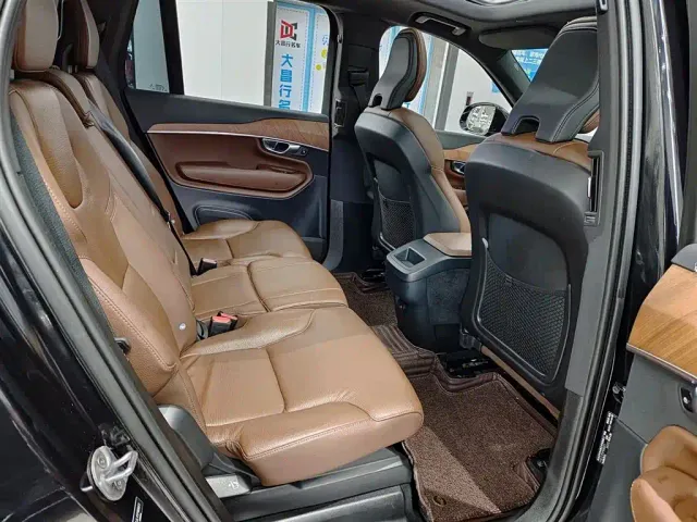 Volvo XC90 — Фото автомобиля 11