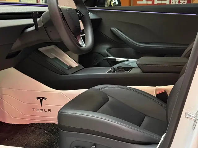 Tesla Model 3 — Фото автомобиля 12