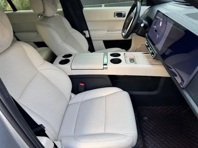 Li Auto L8 — Фото автомобиля 10