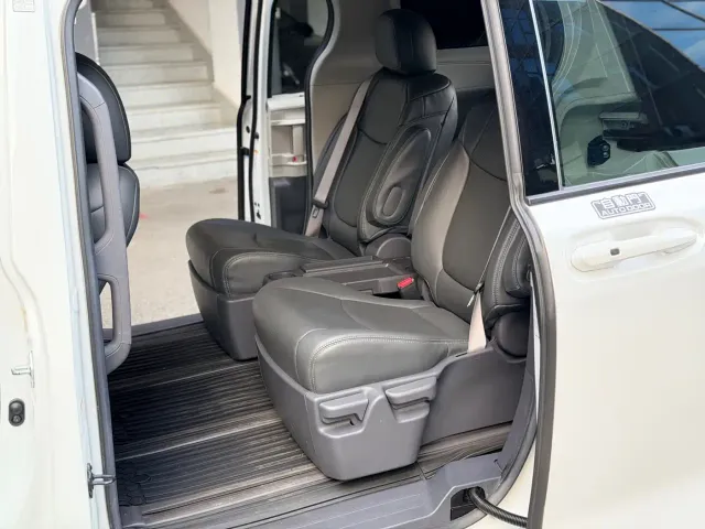 Toyota Sienna — Фото автомобиля 12
