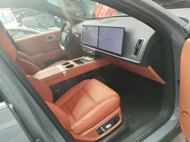 Li Auto L8 — Фото автомобиля 4