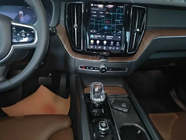 Volvo XC60 — Фото автомобиля 9
