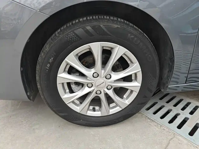Roewe i5 — Фото автомобиля 22