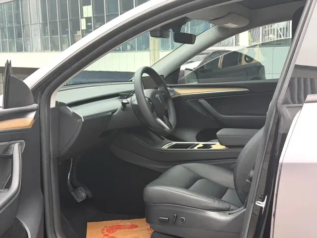 Tesla Model Y — Фото автомобиля 8