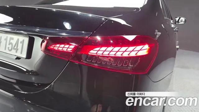 Mercedes-Benz E-Class — Фото автомобиля 20